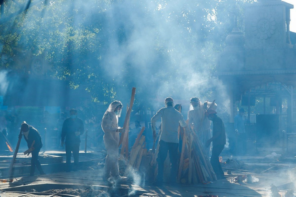 Hỏa táng thi thể bệnh nhân COVID-19 tại New Delhi, Ấn Độ ngày 24/4/2021. (Ảnh: Reuters/TTXVN)