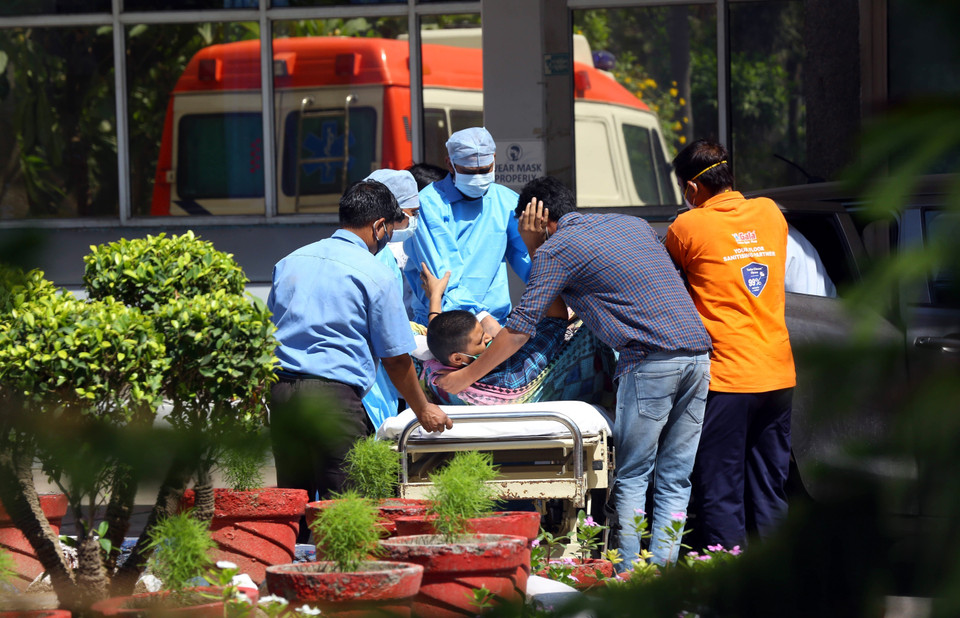 Chuyển bệnh nhân COVID-19 vào một bệnh viện ở New Delhi, Ấn Độ, ngày 24/4/2021. (Ảnh: THX/TTXVN)