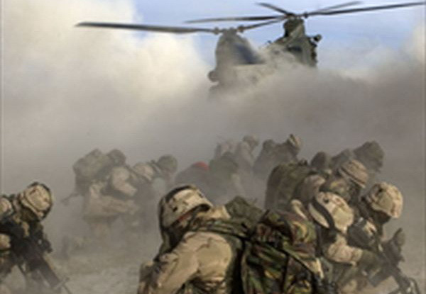 Trực thăng đổ bộ một đội lực lượng đặc nhiệm NATO xuống một địa điểm quy định trước