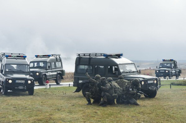 Đội xe bọc thép nhanh chóng được điều đến giải vây 