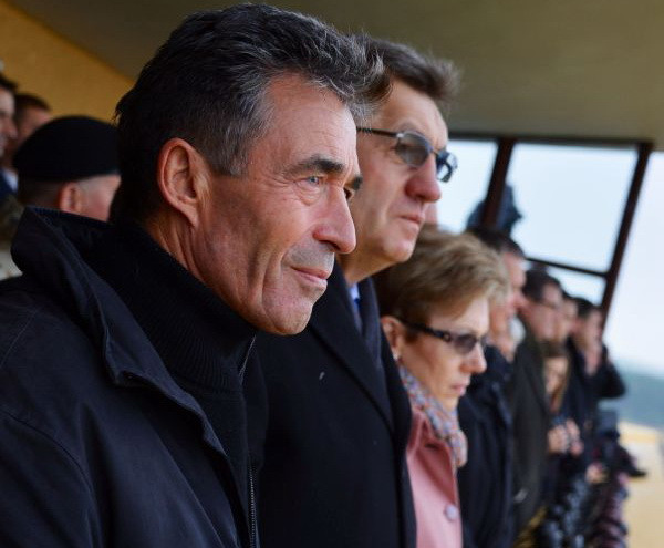 Tổng thư ký NATO Anders Rasmussen quan sát cuộc tập trận Steadfast Jazz 2013