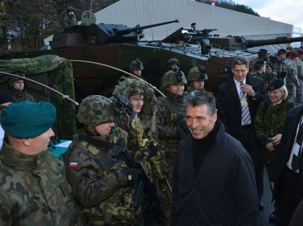 Tổng thư ký NATO động viên các binh sỹ tham gia cuộc tập trận Steadfast Jazz 2013