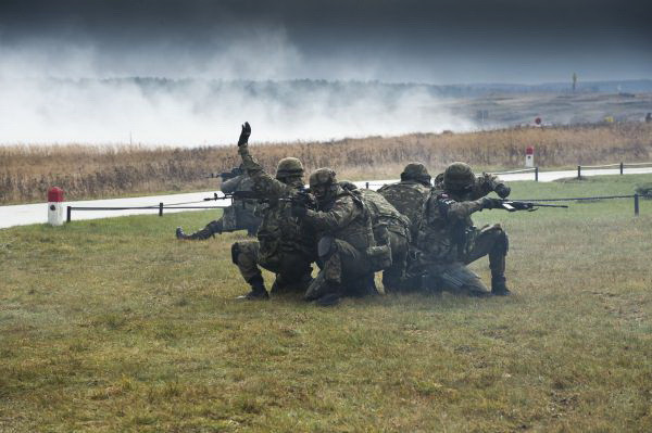 Một đơn vị đặc nhiệm NATO chiến đấu trong điều kiện bị bao vây 