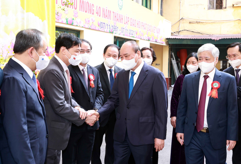 Chủ tịch nước Nguyễn Xuân Phúc bắt tay các đại biểu. (Ảnh: Thống Nhất/TTXVN)