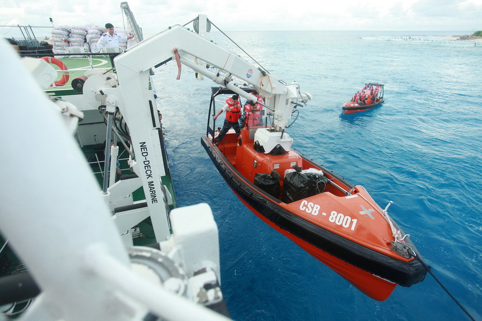 Tàu Cảnh sát biển CSB 8001 hoạt động tại khu vực biển gần Nhà giàn DK1/15. (Ảnh: Lâm Khánh/TTXVN)