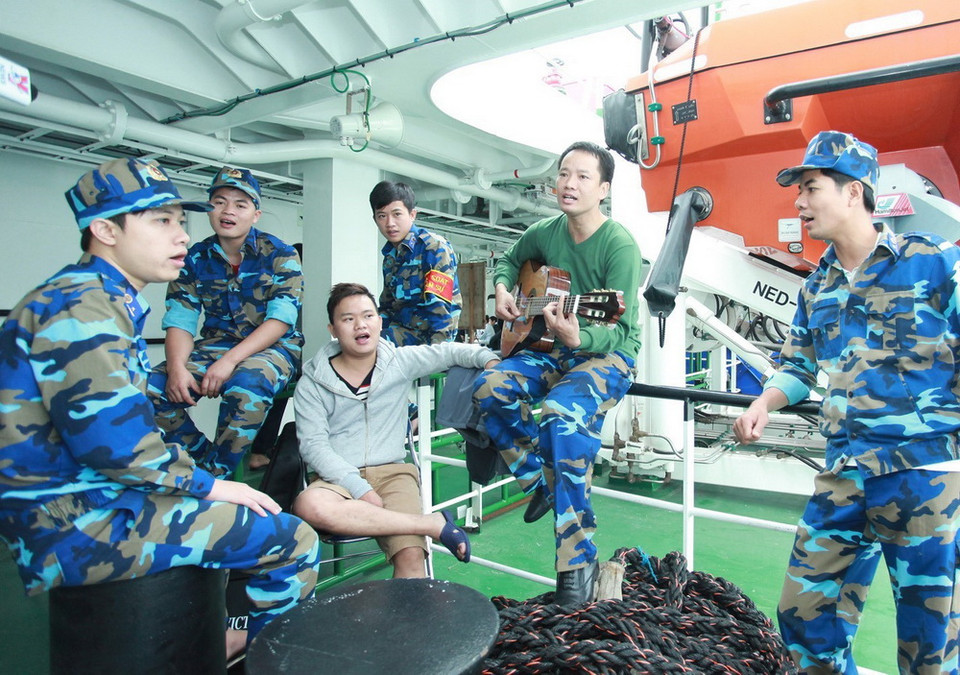 Cán bộ, chiến sỹ tàu Cảnh sát biển CSB 8001 ca hát trong giờ giải lao. (Ảnh: Lâm Khánh/TTXVN)