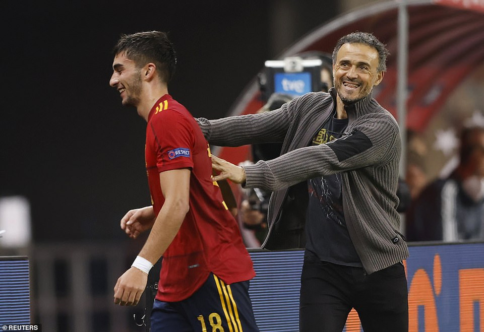 Ferran Torres chính là ngôi sao sáng nhất khi lập cú hat-trick vào lưới Manuel Neuer. (Nguồn: Reutres)