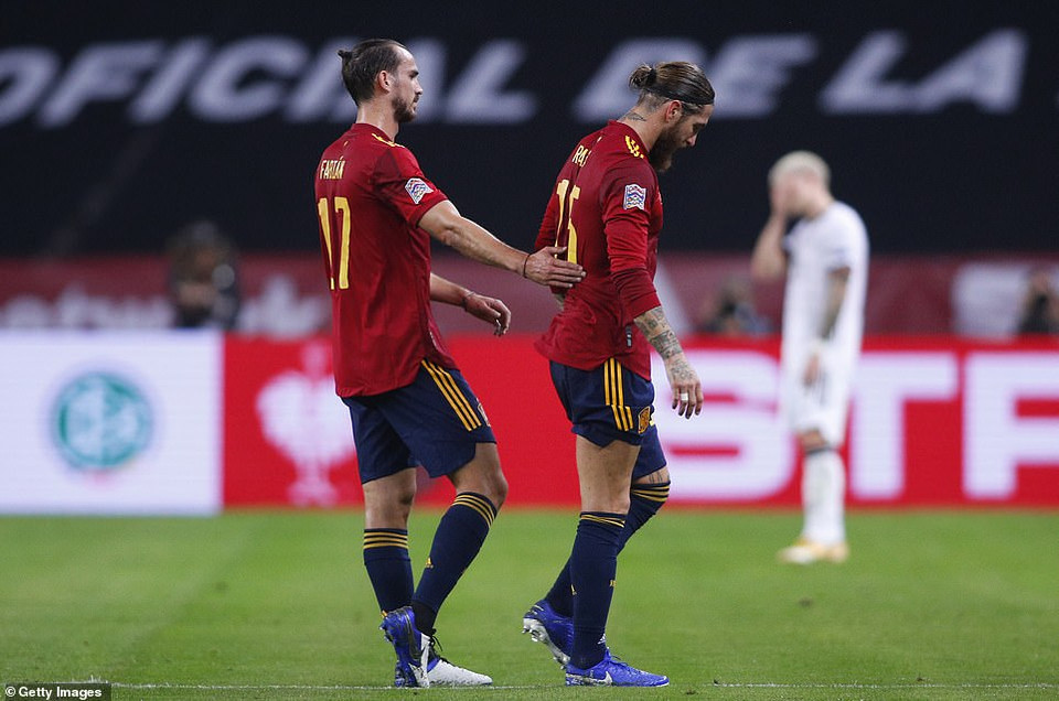 Cuối hiệp 1, Tây Ban Nha tổn thất khi Sergio Ramos chấn thương và phải rời sân. (Nguồn: Getty Images)