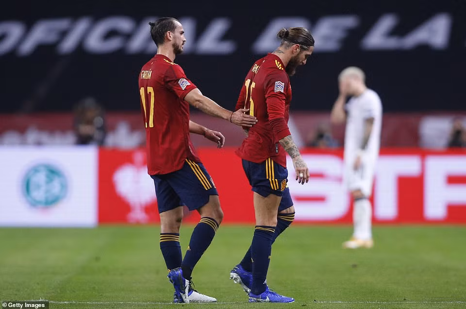 Cuối hiệp 1, Tây Ban Nha tổn thất khi Sergio Ramos chấn thương và phải rời sân. (Nguồn: Getty Images)
