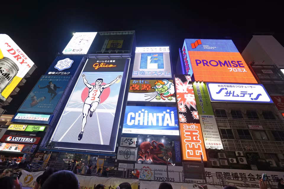 Tấm biển quảng cáo của công ty Glico nằm trên phố Dotonbori là một điểm thu hút du khách khi đi thuyền trên sông. (Ảnh: Huy Hùng/TTXVN)