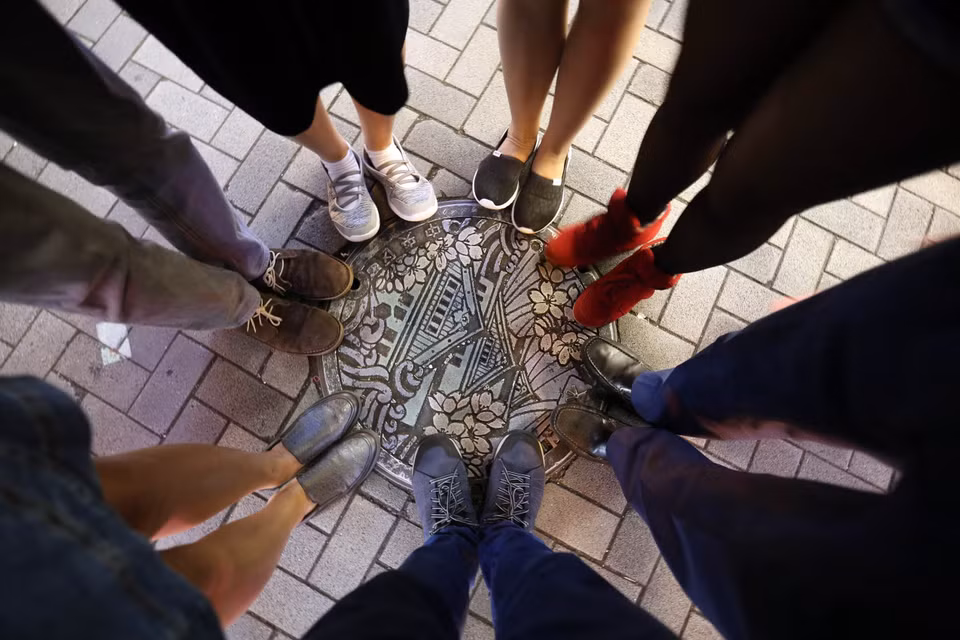 Du khách chụp ảnh "check in" tại khu phố đi bộ Dotonbori. (Ảnh: Huy Hùng/TTXVN)