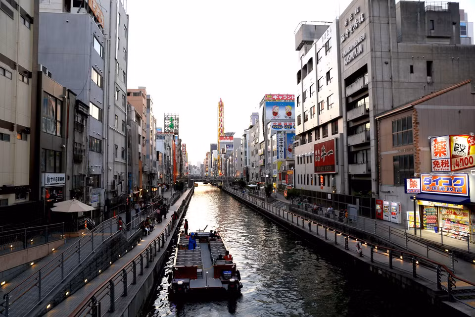 Hai bên bờ sông, đoạn giữa Nihonbashi và Ukiniwabashi được phát triển thành con đường đi bộ Tomboriribau-oku. (Ảnh: Huy Hùng/TTXVN)