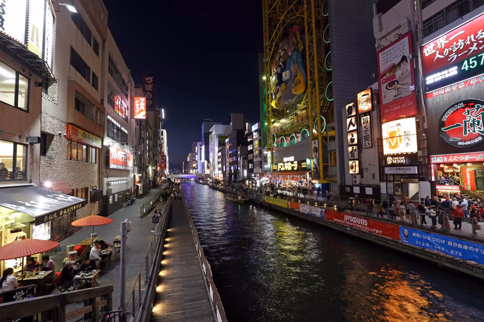 Sự nhộn nhịp, rực rỡ của Dotonbori khi thành phố lên đèn. (Ảnh: Huy Hùng/TTXVN)