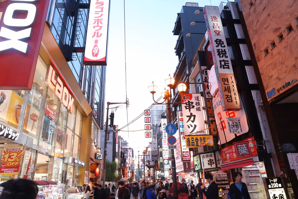 Dotonbori nổi tiếng là nơi có nhiều cửa hàng ăn uống và được mệnh danh là khu phố Kuidaore (ăn đến sạt nghiệp). (Ảnh: Huy Hùng/TTXVN)