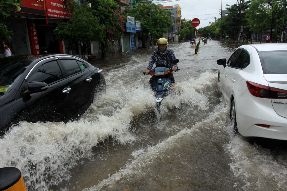 Mưa lớn gây ngập tại đường Lý Bôn, thành phố Thái Bình. (Ảnh: Thế Duyệt/TTXVN)