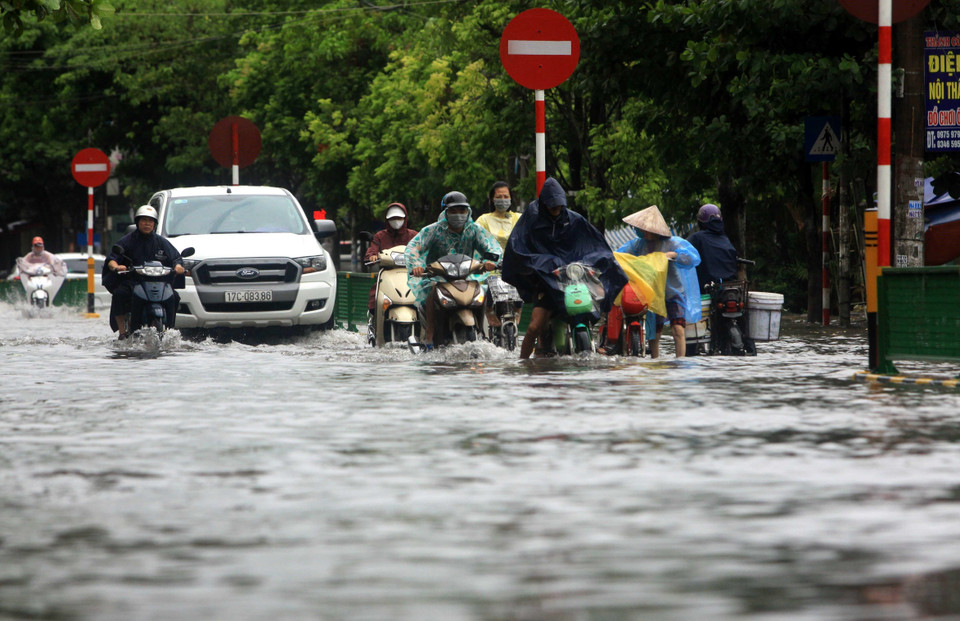 Mưa lớn gây ngập tại tổ 19, phường Tiền Phong, thành phố Thái Bình. (Ảnh: Thế Duyệt/TTXVN)