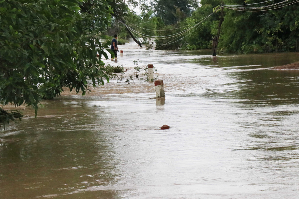 Nhiều tuyến đường giao thông qua xã Ea Rốk, huyện Ea Súp, tỉnh Đắk Lắk bị ngập nước. (Ảnh: Anh Dũng/TTXVN)
