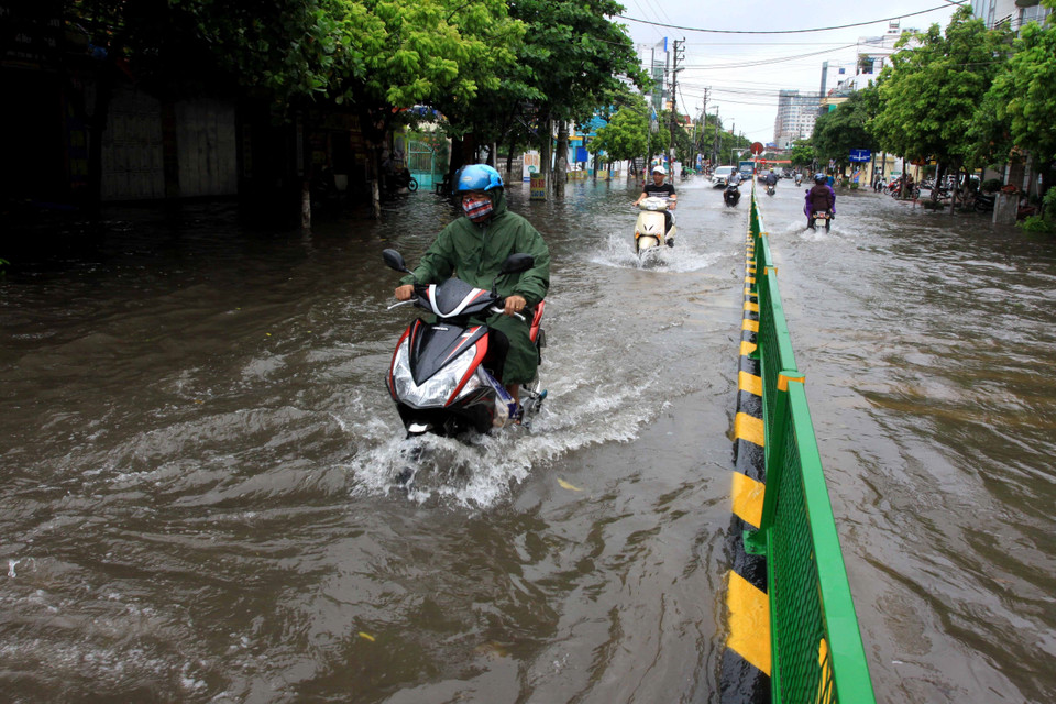 Mưa lớn gây ngập tại đường Lý Bôn, thành phố Thái Bình. (Ảnh: Thế Duyệt/TTXVN)