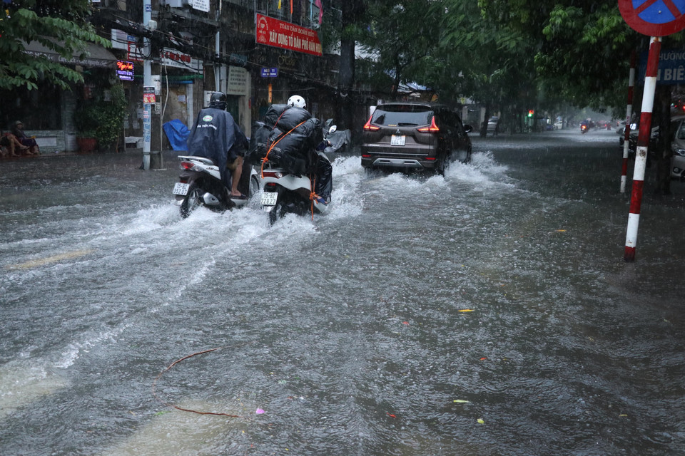 Tuyến phố Cát Dài, Hải Phòng bị ngập. (Ảnh: Hoàng Ngọc/TTXVN)