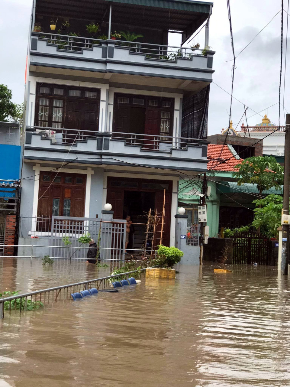 Mưa lớn gây ngập lụt ở khu 1, phường Cao Xanh, thành phố Hạ Long. (Nguồn: TTXVN)