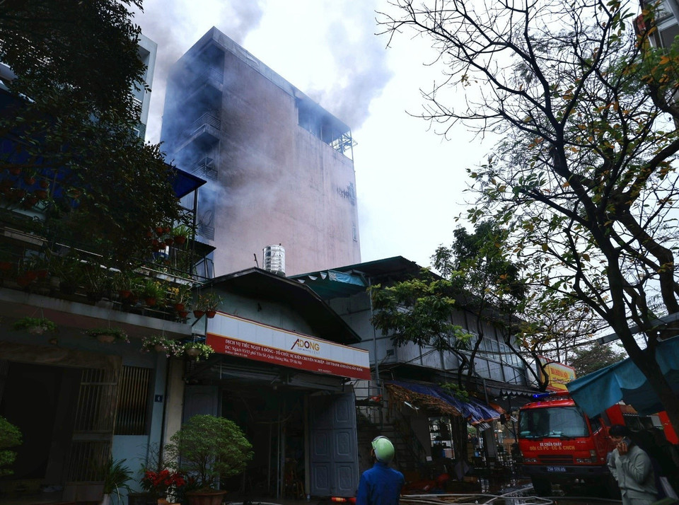 Đầu giờ chiều 10/3/2024 tại tổ 7, khu tái định cư Yên Sở, quận Hoang Mai, Hà Nội xảy ra vụ cháy lớn. (Ảnh: Tuấn Anh/TTXVN)