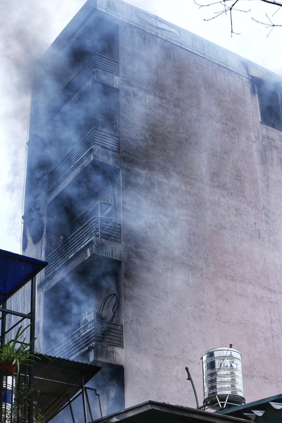 Khói bốc lên từ căn nhà 7 tầng. (Ảnh: Tuấn Anh/TTXVN)