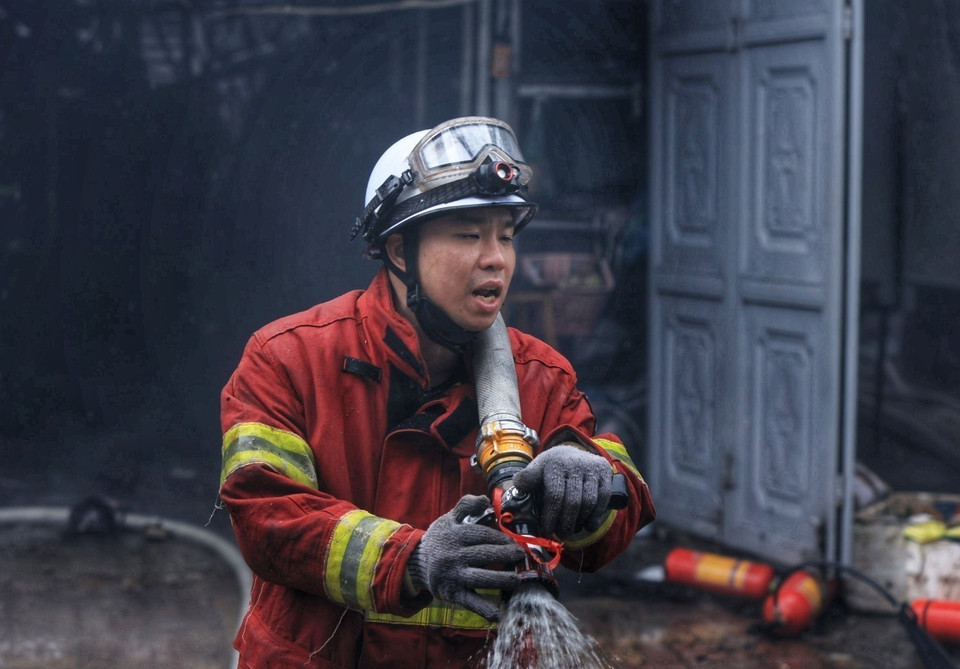 Chiến sỹ Phòng cháy chữa cháy khẩn trương dập lửa. (Ảnh: Tuấn Anh/TTXVN)