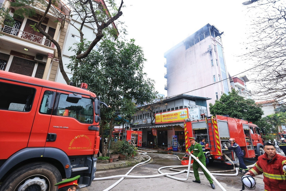 Lực lượng chức năng kịp thời khống chế ngọn lửa, không để cháy lan sang các hộ dân khác. (Ảnh: Tuấn Anh/TTXVN)