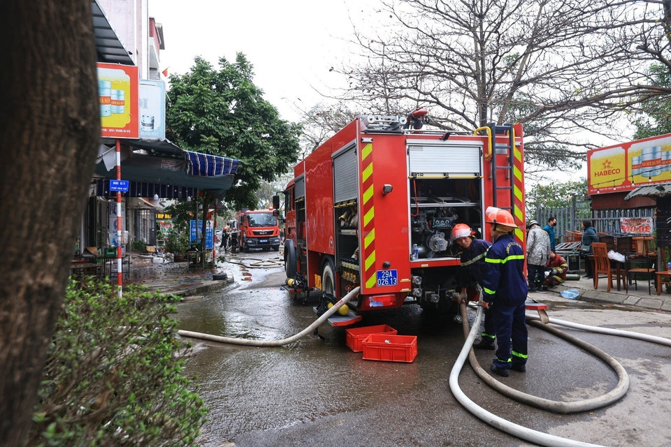 Lực lượng Phòng cháy chữa cháy kịp thời khống chế ngọn lửa, không để cháy lan sang các hộ dân khác. (Ảnh: Tuấn Anh/TTXVN)