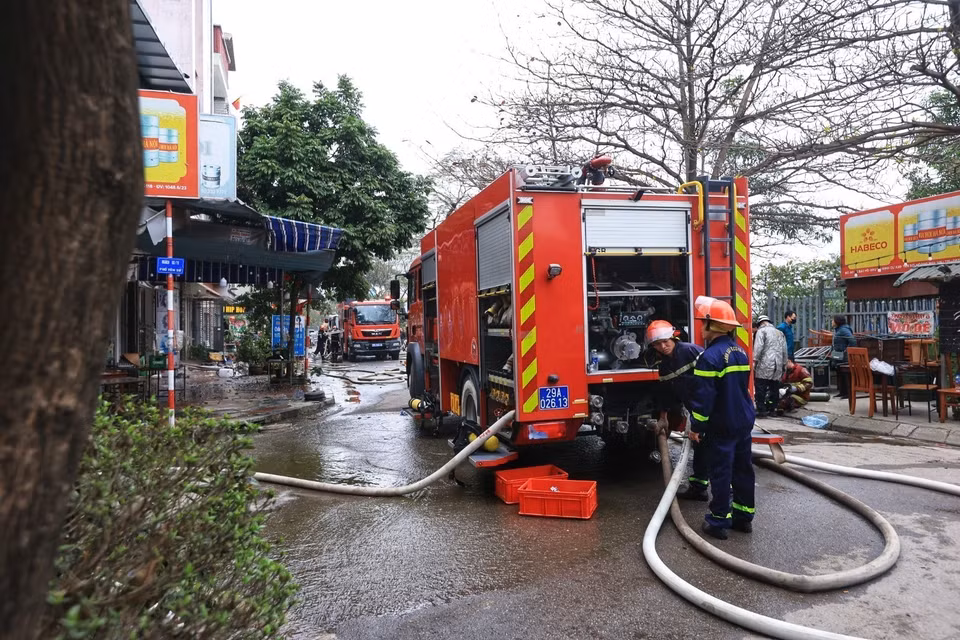 Lực lượng Phòng cháy chữa cháy kịp thời khống chế ngọn lửa, không để cháy lan sang các hộ dân khác. (Ảnh: Tuấn Anh/TTXVN)