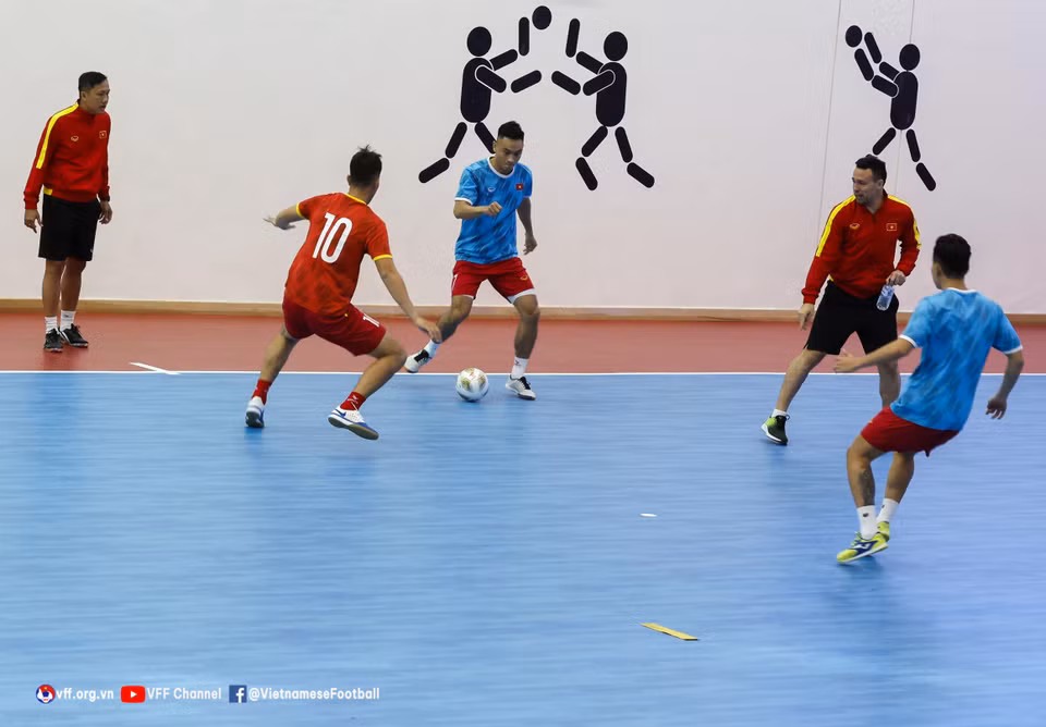 ...thi đấu đối kháng trên diện tích 1/3, 2/3 của mặt sân thi đấu. (Nguồn: VFF)