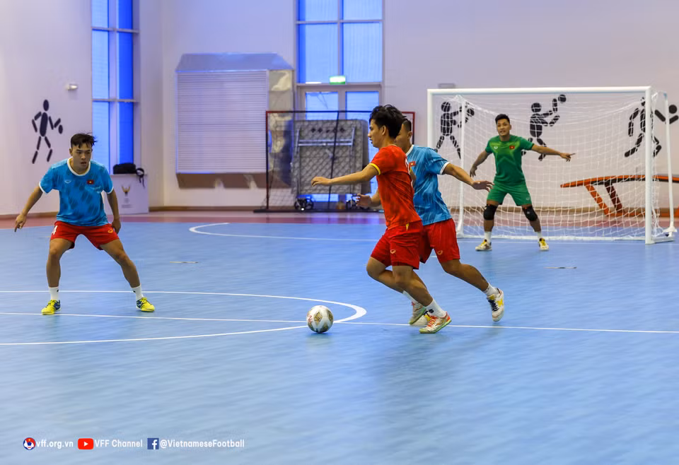 Trong buổi tập, HLV Diego Giustozzi yêu cầu các học trò phải thực hiện đúng những yêu cầu đặt ra. (Nguồn: VFF)
