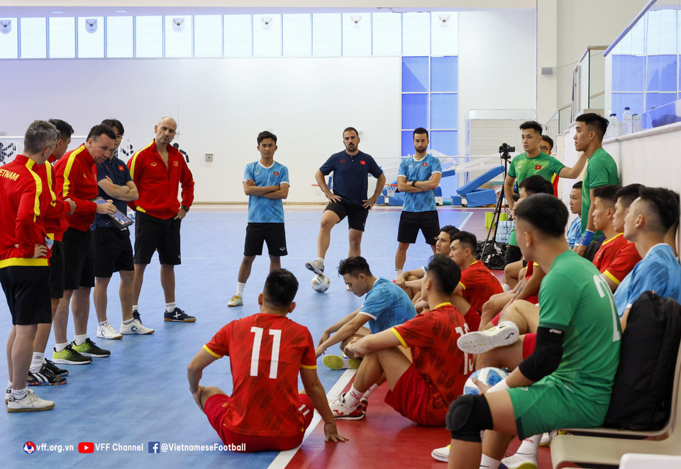 Ban huấn luyện bàn chiến thuật với các cầu thủ tuyển futsal Việt Nam. (Nguồn: VFF)