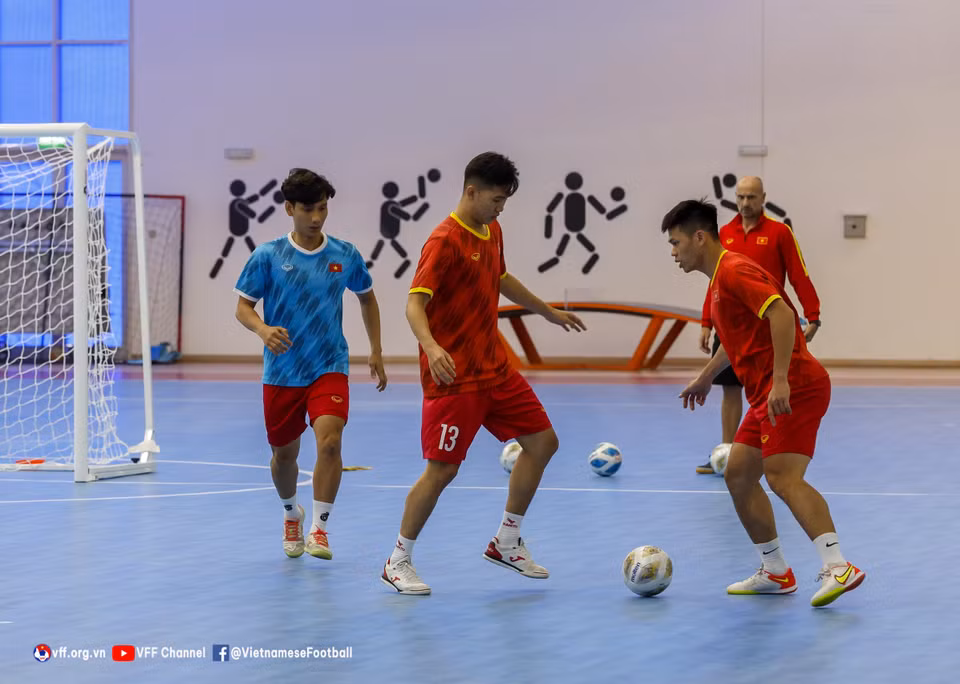 Các cầu thủ bước vào buổi tập luyện. (Nguồn: VFF)