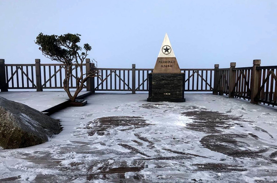 Sương muối phủ trắng trên đỉnh Fansipan. (Ảnh: Quốc Khánh/TTXVN)