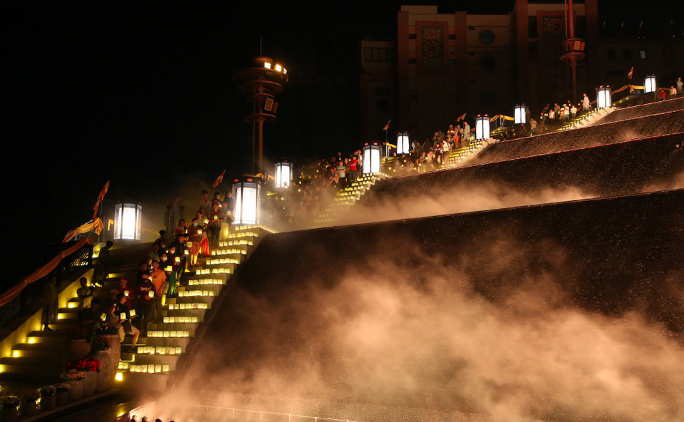 Dâng hoa đăng là nghi thức cầu an ý nghĩa, được tổ chức vào các dịp lễ lớn trên đỉnh núi Bà Đen. (Ảnh: Giang Phương/TTXVN)