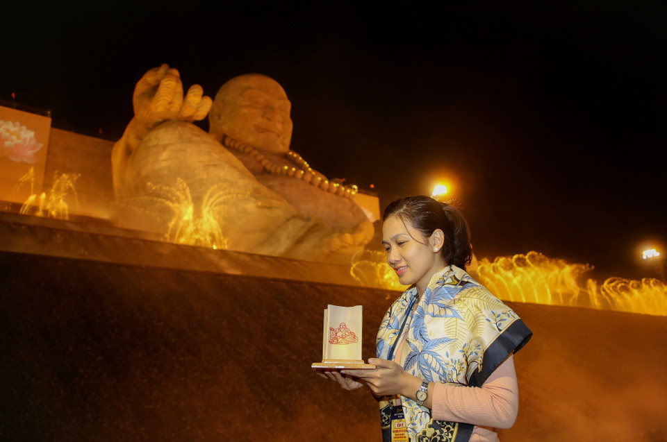 Du khách dâng hoa đăng trên đỉnh núi. (Ảnh: Giang Phương/TTXVN)