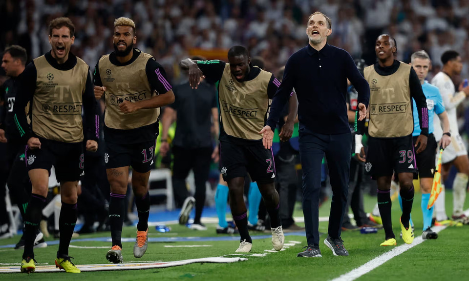 Bên ngoài sân HLV Tuchel và các học trò ăn mừng, nhưng chắc ông cũng không thể nghĩ rằng kịch bản sau đó lại điên rồ đến vậy. (Nguồn: Reuters)