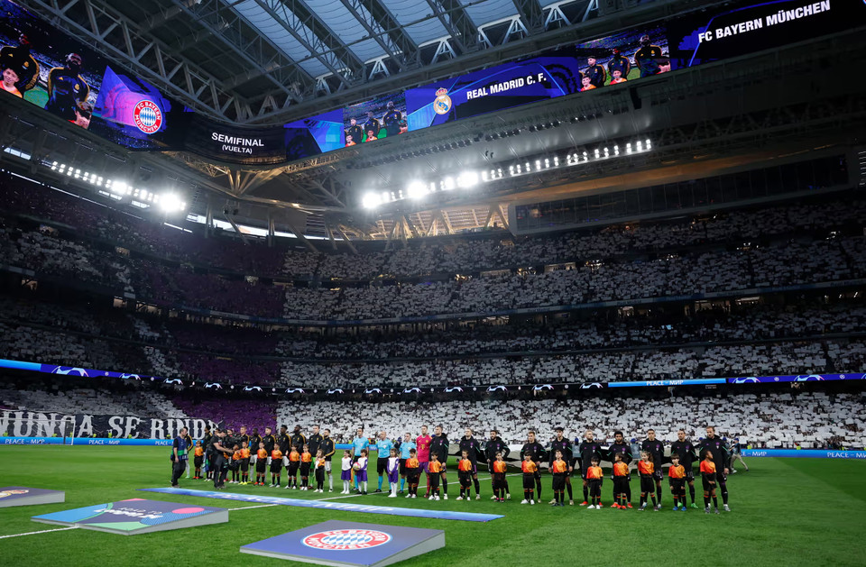 Khung cảnh hoành tráng tại Bernabeu trước trận đại chiến Real Madrid-Bayern Munich được cả thế giới chờ đợi. (Nguồn: Reuters)