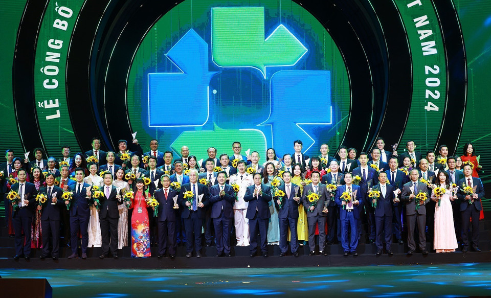 Thủ tướng Phạm Minh Chính trao chứng nhận sản phẩm đạt Thương hiệu Quốc gia Việt Nam lần thứ 9 năm 2024 cho đại diện các thương hiệu. (Ảnh: Dương Giang/TTXVN)