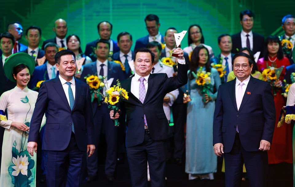 Thủ tướng Phạm Minh Chính trao chứng nhận sản phẩm đạt Thương hiệu Quốc gia Việt Nam lần thứ 9 năm 2024 cho đại diện các thương hiệu. (Ảnh: Dương Giang/TTXXVN)