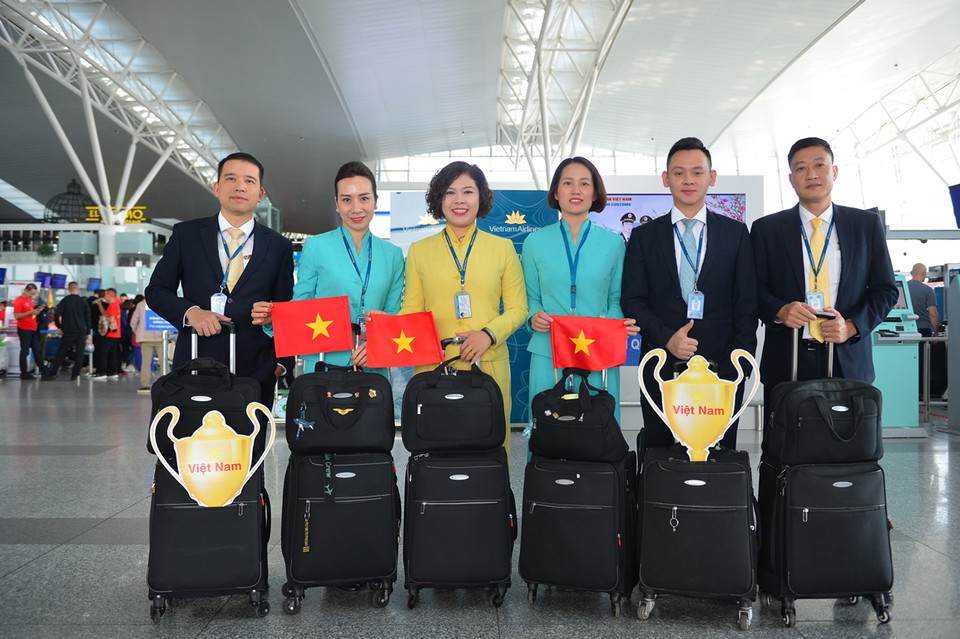 Đây sẽ là kỷ niệm đáng nhớ với mỗi tiếp viên khi tiếp lửa cho đội tuyển bóng đá U22 Việt Nam tại trận chung kết SEA Games 30. (Ảnh: CTV/Vietnam+)