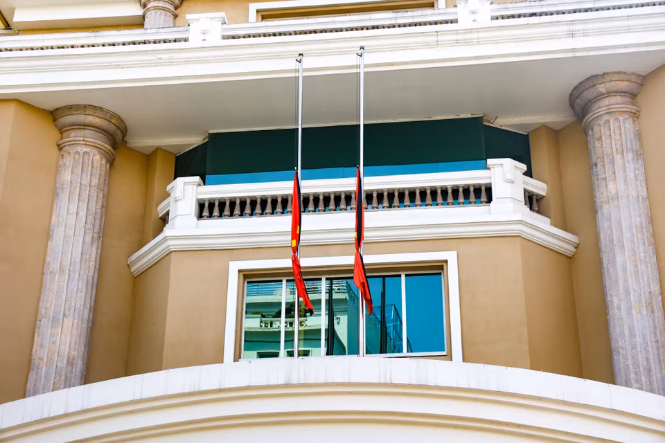 Lá cờ Tổ quốc không còn bay và gắn trên đó là dải băng đen để tưởng nhớ Tổng Bí Thư Nguyễn Phú Trọng. (Ảnh: Minh Hiếu/Vietnam+)