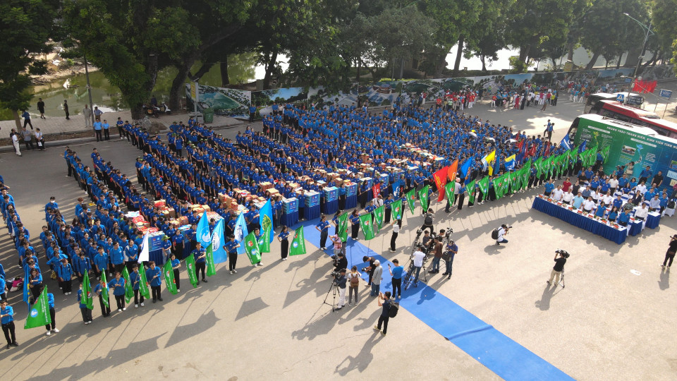 Năm nay, chiến dịch với nhiều sự đổi mới, đảm bảo sự điều phối chặt chẽ, Thành đoàn - Hội Sinh viên thành phố Hà Nội với sự tham gia của 339 đội hình tình nguyện triển khai tại 31 tỉnh, thành, trong đó có 70 đội hình cấp Thành phố thực hiện tình nguyện tại 07 tỉnh trọng tâm, gồm Thái Bình, Hòa Bình, Hà Nam, Tuyên Quang, Lạng Sơn, Thái Nguyên, Bắc Kạn. Tổng số lượng tình nguyện viên là 16.031 và tổng giá trị làm lợi cho xã hội lên tới 33.65 tỷ đồng. (Ảnh: PV/Vietnam+)