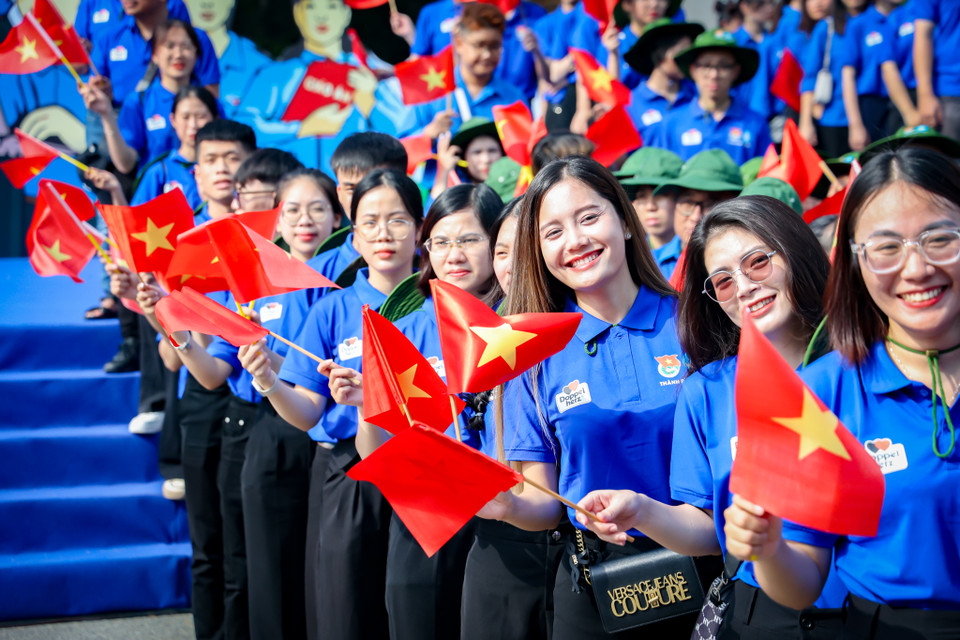 Các bạn sinh viên tình nguyện tràn trề khí thế, vui tươi trong ngày ra quân. (Ảnh: Minh Hiếu/Vietnam+)