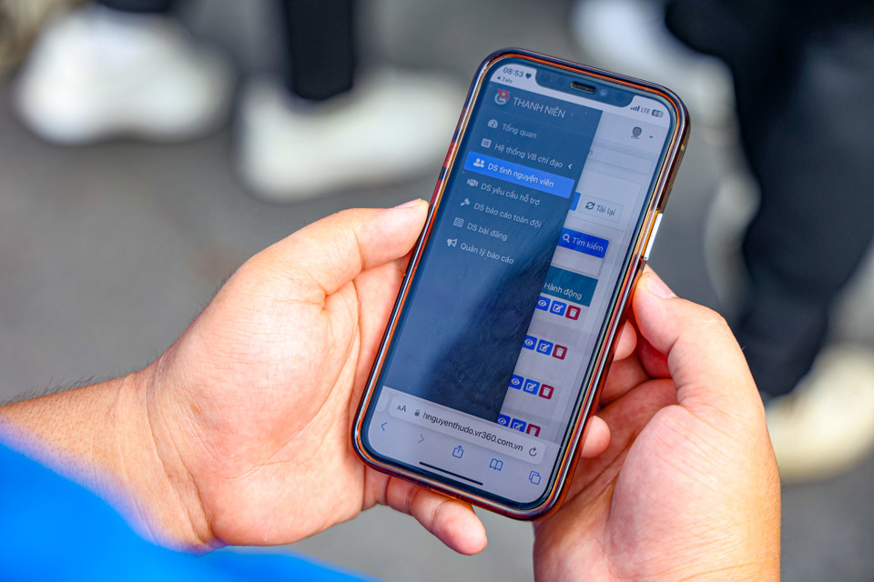 Trong khuôn khổ của lễ ra quân, Thành đoàn - Hội Sinh viên thành phố Hà Nội ra mắt nền tảng tinhnguyenthudo.vr360.com.vn - phần mềm điều phối các hoạt động tình nguyện Thủ đô. (Ảnh: Minh Hiếu/Vietnam+)