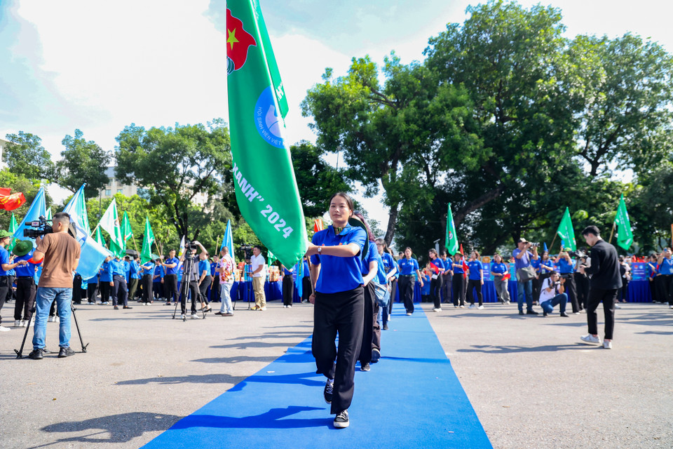 Điểm mới trong lễ xuất quân năm nay đó là lần đầu tiên Thành đoàn - Hội Sinh viên Việt Nam thành phố Hà Nội tổ chức cho các đội hình sinh viên tình nguyện xuất phát đến thẳng các tỉnh thành, các địa bàn mà đội hình hoạt động. (Ảnh: Minh Hiếu/Vietnam+)