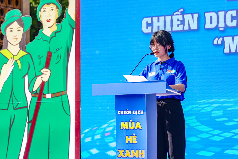 Bạn Trần Thị Hải Yến - Đội trưởng đội Sinh viên tình nguyện Mùa hè xanh của Liên chi đoàn - Liên chi Hội khoa tiếng Anh trường Đại học Hà Nội lên phát biểu hưởng ứng chương trình. (Ảnh: Minh Hiếu/Vietnam+)