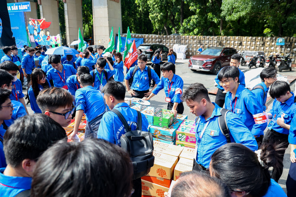 Ngay sau khi kết thúc chương trình, Thành đoàn - Hội Sinh viên Việt Nam thành phố Hà Nội đã trao tặng cho các đội hình tiền mặt và các vật phẩm thiết yếu hỗ trợ thực hiện nhiệm vụ với tổng trị giá gần 6 tỷ đồng cho các đội hình tình nguyện cấp Thành phố. (Ảnh: Minh Hiếu/Vietnam+)