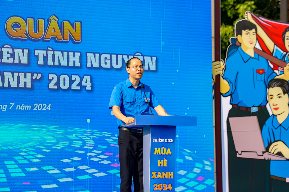 Anh Nguyễn Tiến Hưng - Ủy viên Ban Chấp hành Trung ương Đoàn, Phó Bí thư Thành đoàn, Chủ tịch Hội Sinh viên Việt Nam thành phố Hà Nội phát biểu khai mạc Lễ ra quân. (Ảnh: Minh Hiếu/Vietnam+)